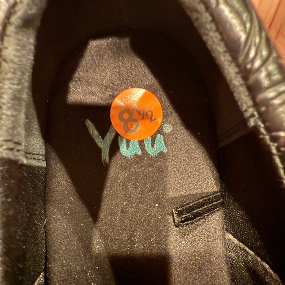 YUU Bethanee Womens Clogs Black Embossed Paisley Size 8.5 - Picture 5 of 6